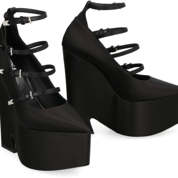 Versace Tempest Pump 
Size 39.5 (runs small, fits like an 8 US)
Only tried on - Picture 1 of 7